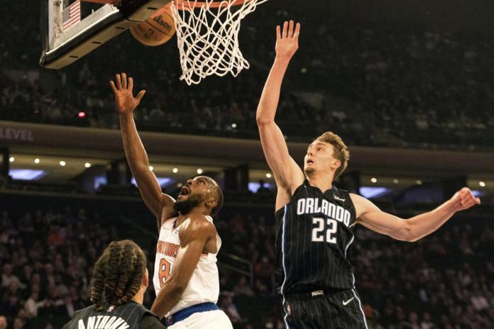 Magic rally late, beat Knicks 104-98 to stop 3-game slide