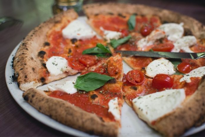 Make a pizza Margherita like an Italian